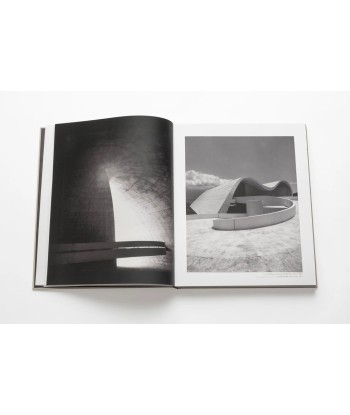 Livre Oscar Niemeyer: Impossible Collection est présent 